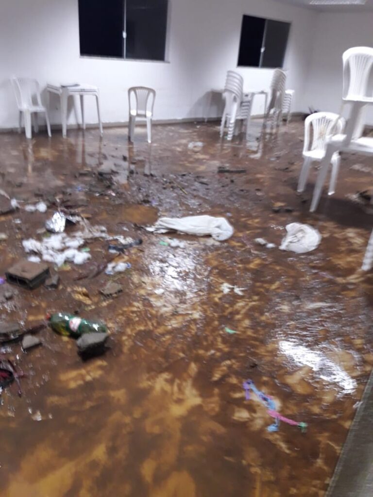 Temporal – CHUVA ALAGA RUAS E CASAS, ATOLA CARROS E DERRUBA MURO EM MARÍLIA