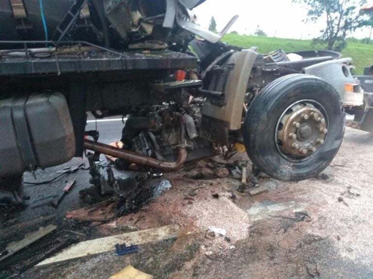 Impressionante – COLISÃO TRASEIRA ENTRE CAMINHÕES DESTRÓI CABINE E MATA MOTORISTA