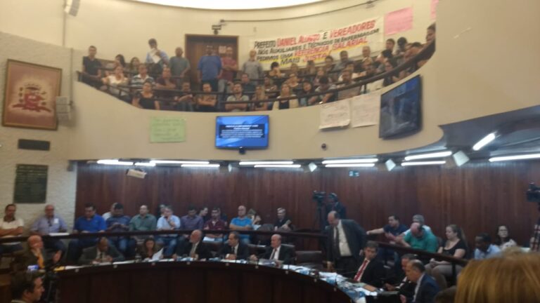 O bicho pegou – APÓS DEBATES E BATE-BOCA COM PLATEIA, CÂMARA APROVA NOVA SECRETARIA E CARGOS COMISSIONADOS