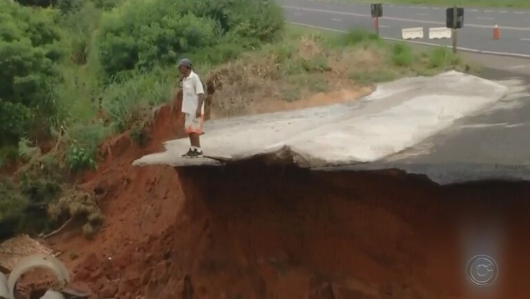 Perigo – EROSÃO TOMA ACOSTAMENTO E AVANÇA EM DIREÇÃO À SP 294