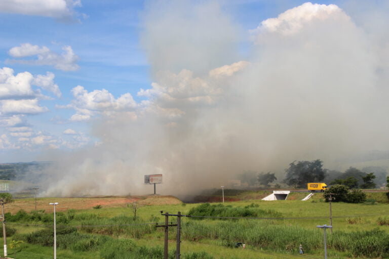 É fogo! – IRRESPONSABILIDADE: QUEIMADAS URBANAS AUMENTAM E INCOMODAM