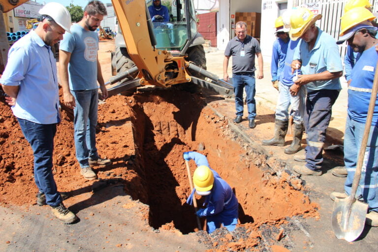 Água – TUBULAÇÃO ANTIGA ROMPE E DAEM FAZ TROCA COMPLETA DA REDE NA AV. REPÚBLICA