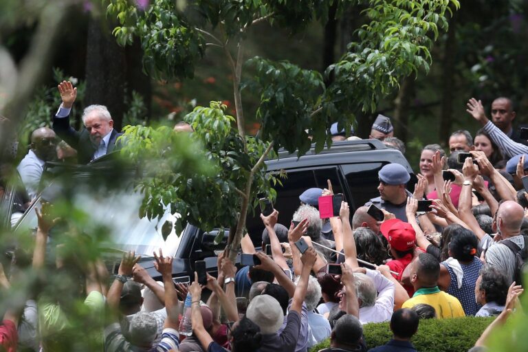 Luto – APÓS VELÓRIO DO NETO, LULA RETORNA À PRISÃO EM CURITIBA