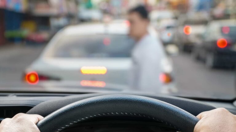 Fora da faixa – JUSTIÇA MANDA MULHER PAGAR INDENIZAÇÃO À MOTORISTA QUE A ATROPELOU