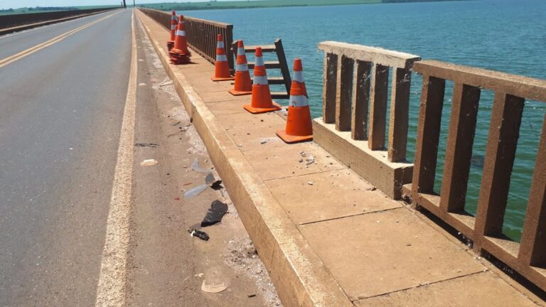 Pongaí – CARRO DESTRÓI PROTEÇÃO E CAI DE PONTE NO TIETÊ; BOMBEIROS FAZEM BUSCAS