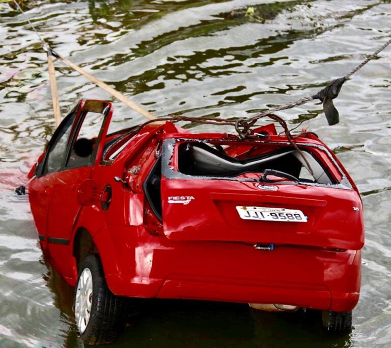 Acidente – CORPOS DE MULHERES MORTAS APÓS QUEDA DE CARRO NO TIETÊ ESTÃO NO IML DE LINS