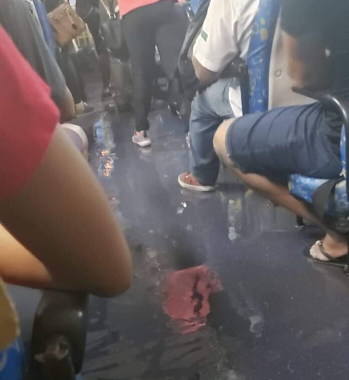 POTUNDUVA - ônibus piso alagado