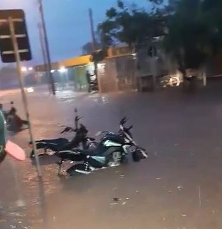 Tempo – CHUVA FORTE ARRASTA CARROS E ALAGA CASAS E MERCADO EM TUPÃ