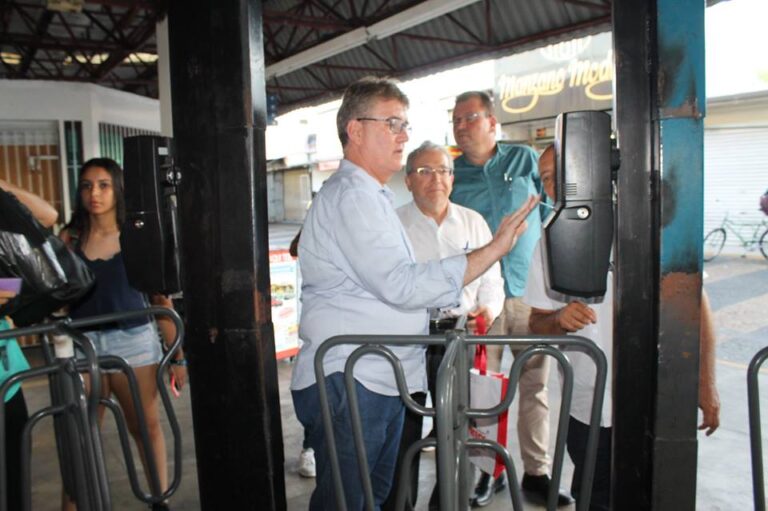 De mal a pior – PROMOTOR E PRESIDENTE DA CÂMARA PEGAM ÔNIBUS E CONCLUEM: “Desrespeito total”