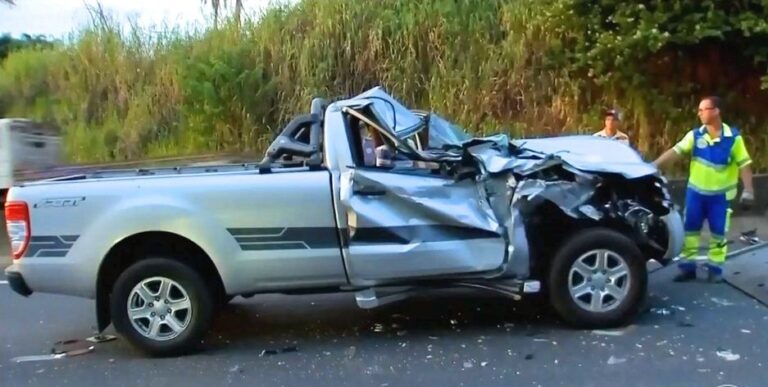 Logo cedo – MOTORISTA DE CAMINHONETE FICA PRESO ÀS FERRAGENS APÓS BATER NA TRASEIRA DE CAMINHÃO