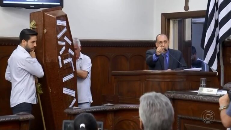 Bauru – CONTRA DEMORA NO ATENDIMENTO DE SAÚDE, VEREADOR PROTESTA COM DISCURSO E CAIXÃO