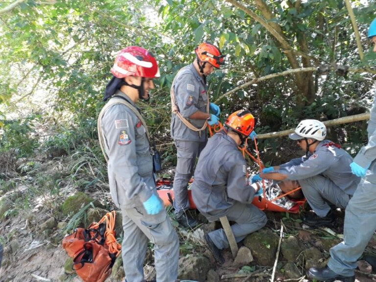 Socorro – RAPAZ RESGATADO DE BURACÃO FRATUROU AS DUAS PERNAS E SEGUE NO HC