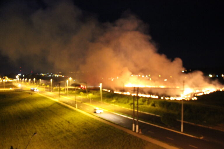 Cadê a fiscalização? – OUTRA VEZ FOGO TOMA CONTA DO FINAL DA AV. DAS ESMERALDAS