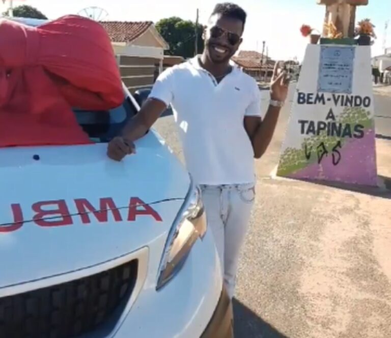 Exagerou, dançou – PRESIDENTE DE CÂMARA PASSEIA COM AMBULÂNCIA ZERO E ENTREGA VEÍCULO BATIDO