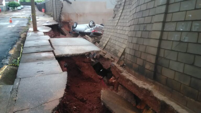 Susto grande – VOLUME DE CHUVA E FORÇA DA ENXURRADA ARRASTAM CARRO E CAUSAM DESTRUIÇÃO