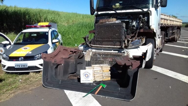 Mais droga – MOTORISTA LEVAVA QUASE 60 KG DE PASTA BASE DE COCAÍNA SOB CAPÔ DE CAMINHÃO