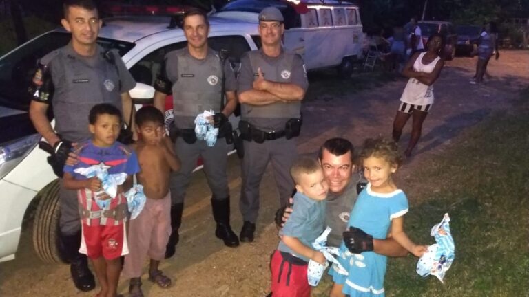 Solidariedade – PMs FAZEM ‘VAQUINHA’ E DOAM OVOS DE PÁSCOA A CRIANÇAS CARENTES