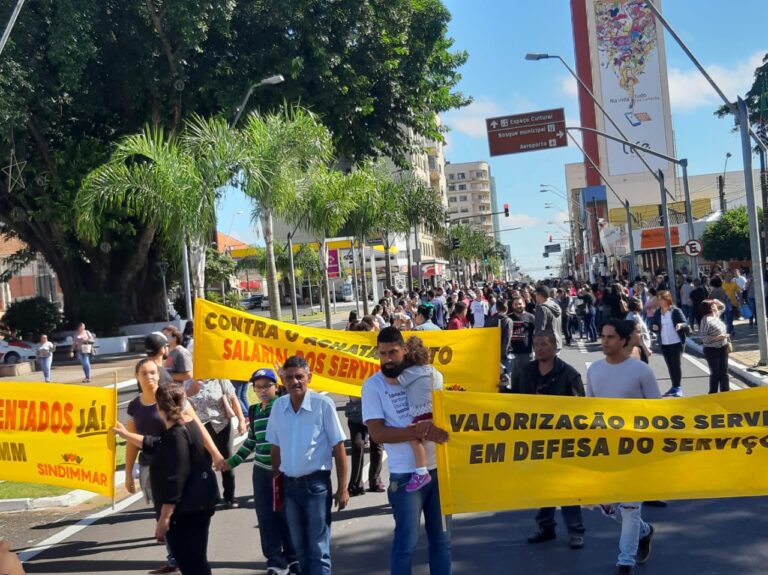 Pressão – COM FAIXAS, SERVIDORES FAZEM PASSEATA NO CENTRO DA CIDADE