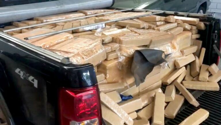 Tráfico internacional – CAMINHONETE FLAGRADA EM MARÍLIA LEVAVA 1,2 TONELADA DE MACONHA