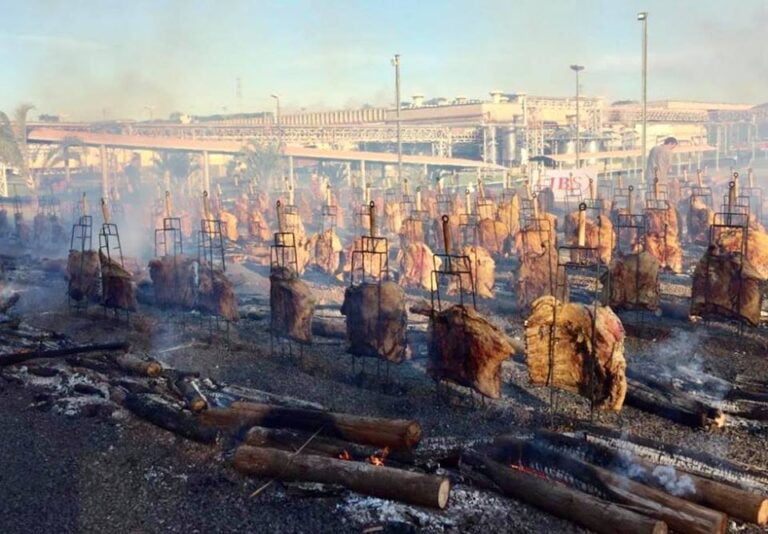 Dia do Trabalhador – FRIGORÍFICO FAZ ‘COSTELADA’ DE CHÃO PARA FUNCIONÁRIOS