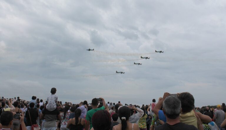 Olhos no céu – 15 MIL PESSOAS VIBRAM COM ‘ESQUADRILHA DA FUMAÇA’