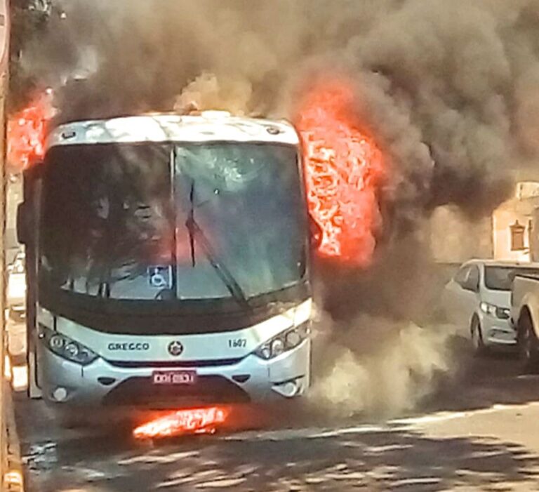 É fogo – INCÊNDIOS DESTROEM CARRO E ÔNIBUS EM CIDADES DA REGIÃO