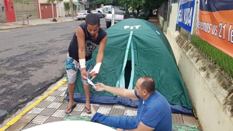 Saúde – VEREADOR CONTINUA ACAMPADO PARA COBRAR PROMESSA DO ESTADO DE MAIS LEITOS EM BAURU