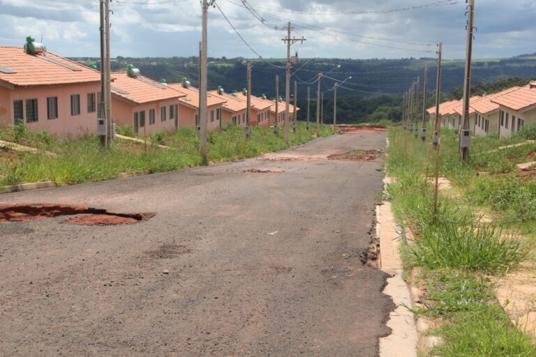 Bairro esburacado – CONFLITO ENTRE NOTAS DA PREFEITURA E MP DIFICULTA ENTENDIMENTO DE ACORDO