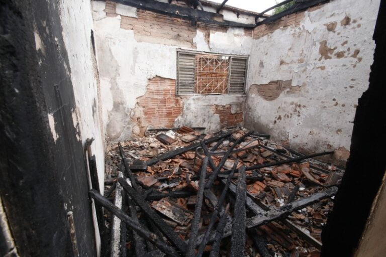 Ação e reação – MÃE PÕE FOGO NA CASA DE VIZINHO QUE TERIA ABUSADO DE FILHA DELA