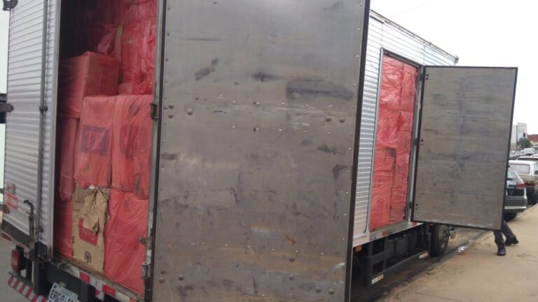 Contrabando – MOTORISTA FOGE E ABANDONA CAMINHÃO LOTADO COM CIGARROS PARAGUAIOS