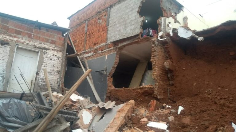 Perigo – CONSTRUÇÃO PODE TER PROVOCADO DESABAMENTO DE CASAS EM MARÍLIA