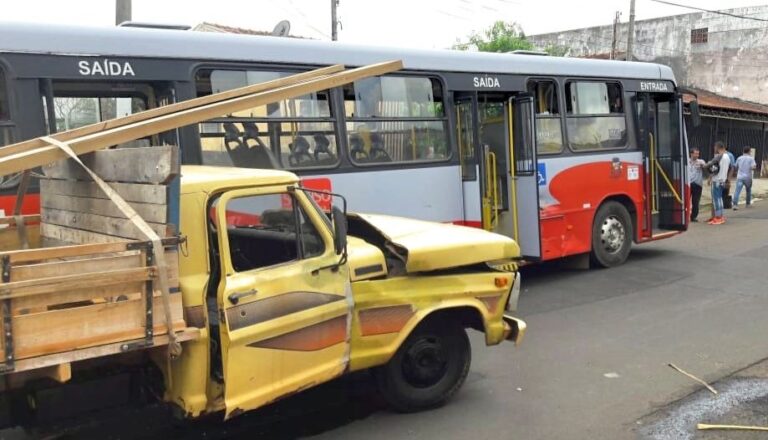 Inusitado – VIGAS DE MADEIRA QUEBRAM VIDROS DE ÔNIBUS E FEREM PASSAGEIROS EM ACIDENTE