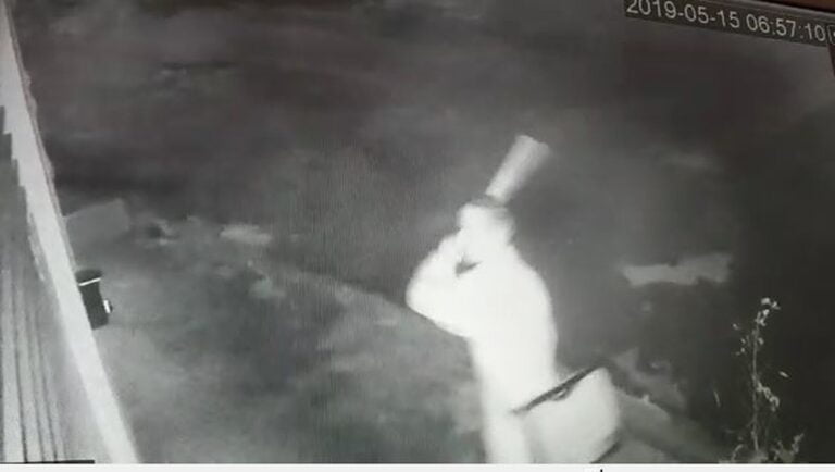 Vandalismo – PINTOR É FLAGRADO E DETIDO AO DESTRUIR CÂMERAS DE SEGURANÇA DE RESIDÊNCIAS