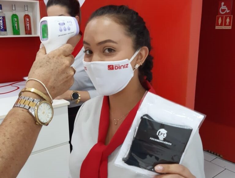Pandemia –  SINDICATO DOS COMERCIÁRIOS DISTRIBUI  MÁSCARAS E ORIENTA TRABALHADORES