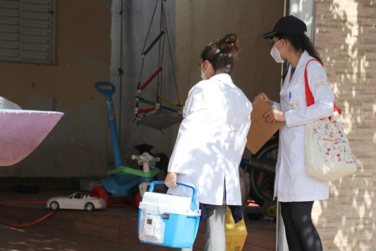 “Casa a casa” – 838 PESSOAS JÁ FORAM VACINADAS