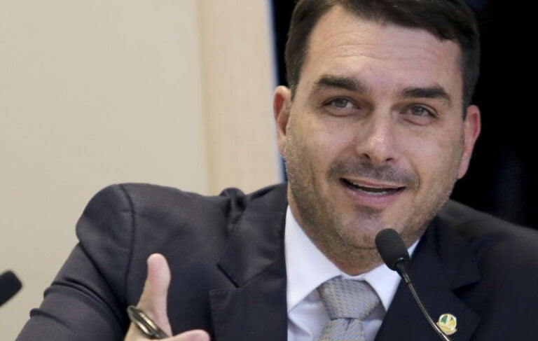 Pandemia – FLÁVIO BOLSONARO TESTA POSITIVO PARA COVID-19