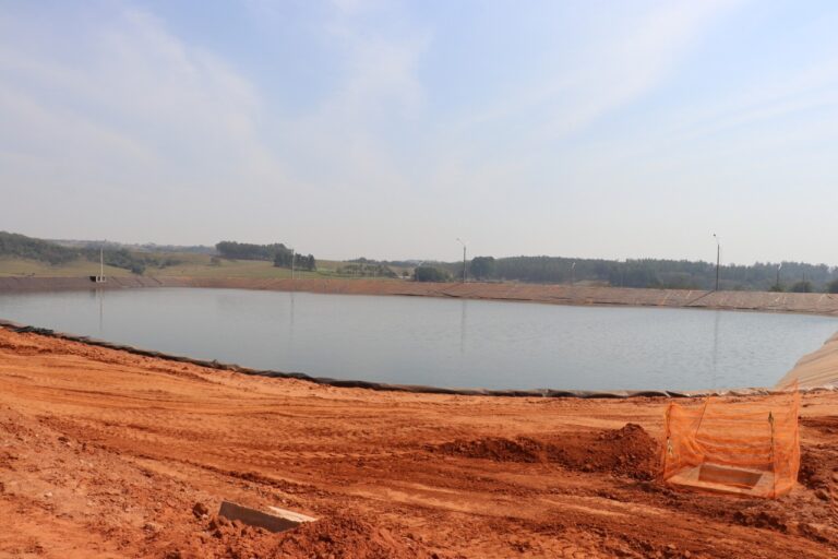 Esgoto – ETE DO PALMITAL SEGUE EM RITMO ACELERADO E LAGOA DE AERAÇÃO ESTARÁ CHEIA NA PRÓXIMA SEMANA