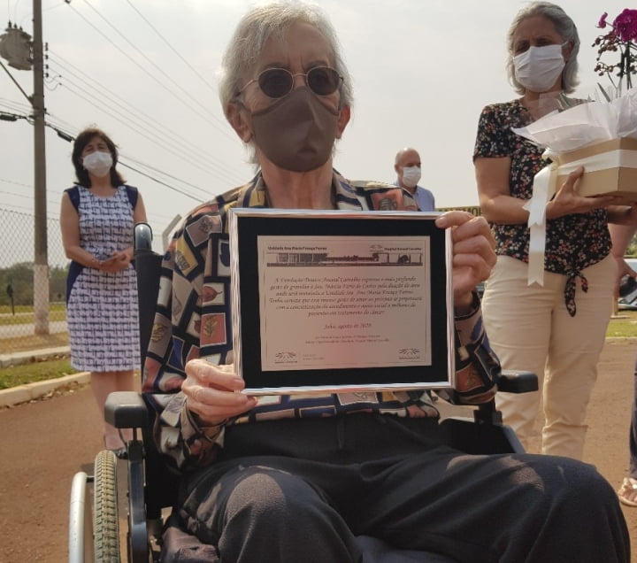 ‘Gesto de amor’ – PROFESSORA DOA ÁREA PARA NOVA UNIDADE DE HOSPITAL ONCOLÓGICO