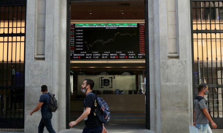 BOLSA FECHA NO MENOR NÍVEL DESDE JULHO APÓS CRÍTICAS DO GOVERNO AO BC