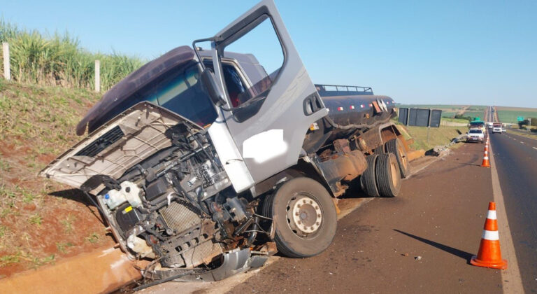 Caminhão se choca contra defensa metálica