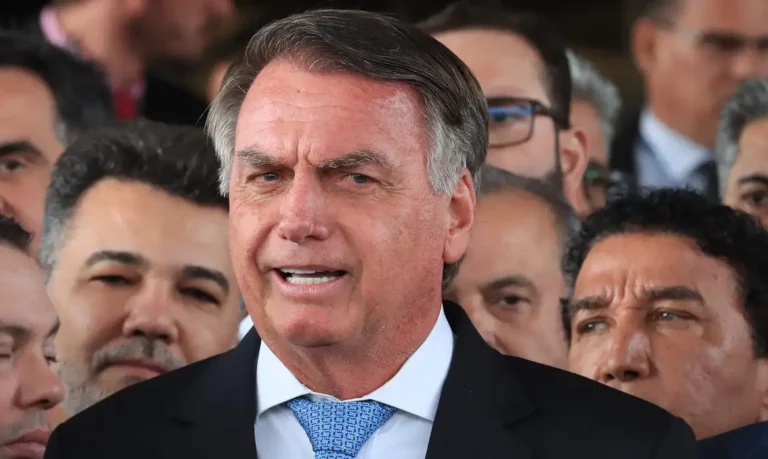 Bolsonaro tem prisão domiciliar decretada