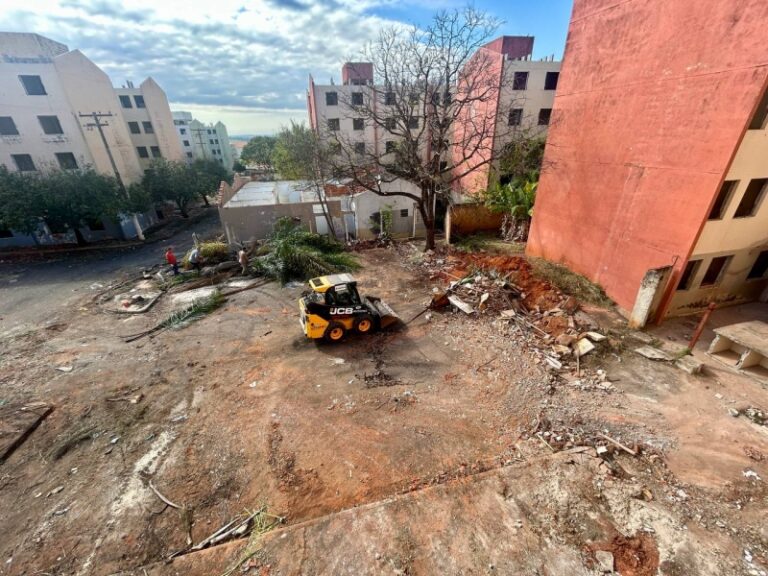 CDHU em Marília recebe limpeza