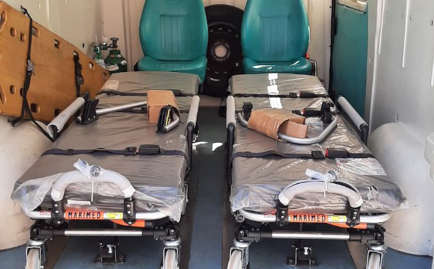 HCFAMEMA recebe macas para ambulâncias.