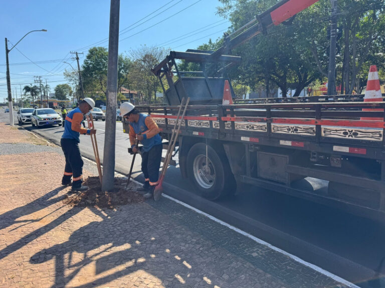 Emdurb retira postes e placas sem uso e instala catracas na rodoviária