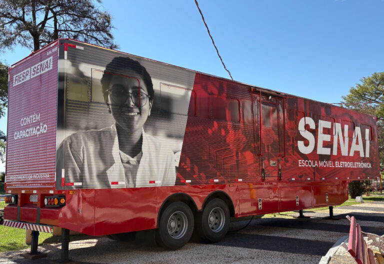 Carreta do SENAI Móvel está em Pompeia