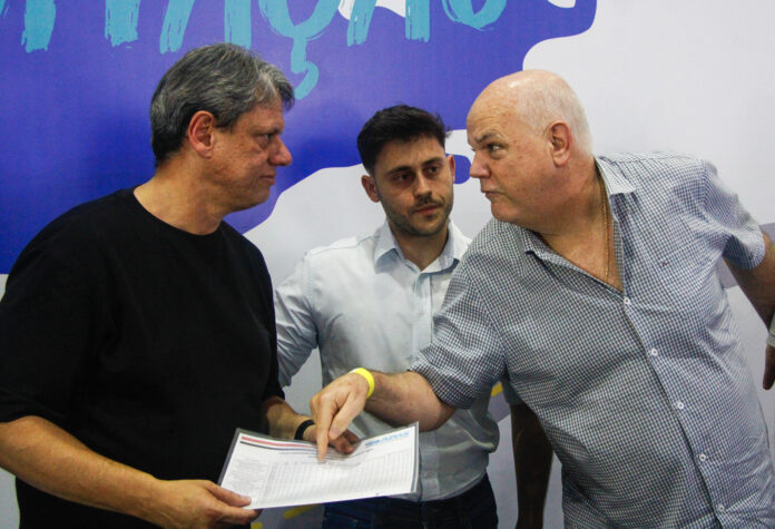 Diretor da Regional Bauru da APAS, Francisco Ferracini mostra vagas ao governador; ao fundo, Gabriel Ortega