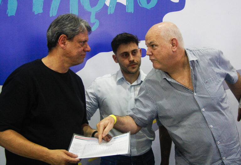 Diretor da Regional Bauru da APAS, Francisco Ferracini mostra vagas ao governador; ao fundo, Gabriel Ortega