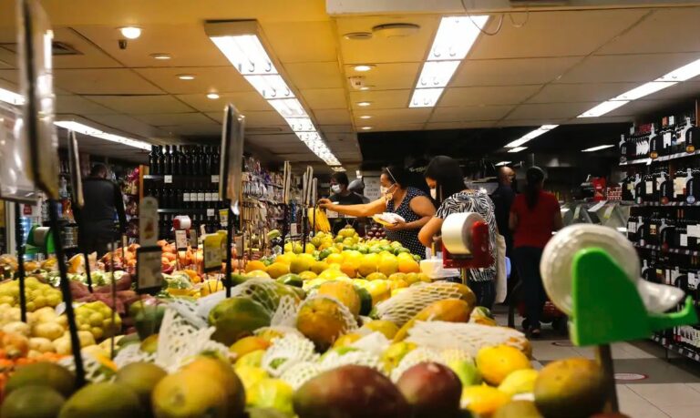 Caem preços nos supermercados