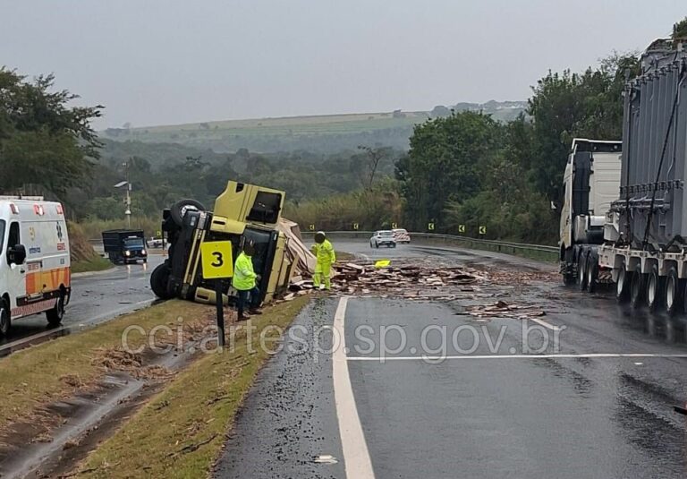 Carreta tomba na SP-333