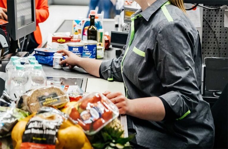 Mulheres que trabalham aos domingos, devem folgar um sim, outro não